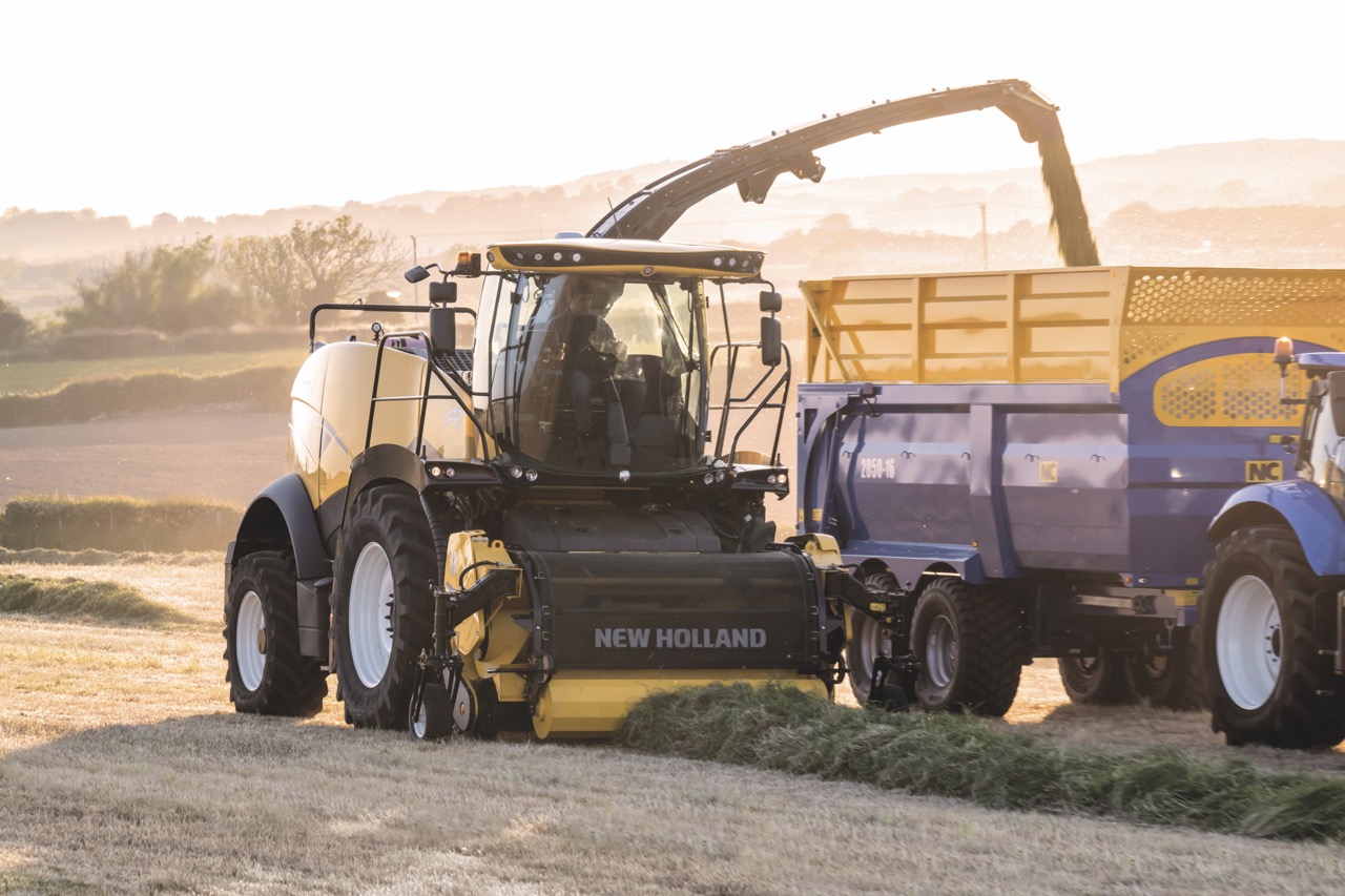 ニューホランド,フォードトラクターミニチュアと取説 NEW HOLLAND FR FORAGE CRUISER｜日本ニューホランド株式会社